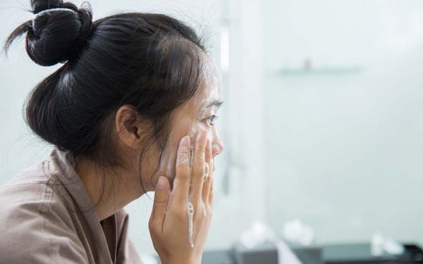 rửa mặt quá kỹ