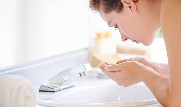 Không rửa mặt bằng nước nóng và hạn chế tẩy da chết