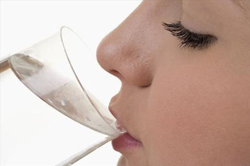 Da mặt mềm mại không còn sẹo rỗ nhờ uống nhiều nước